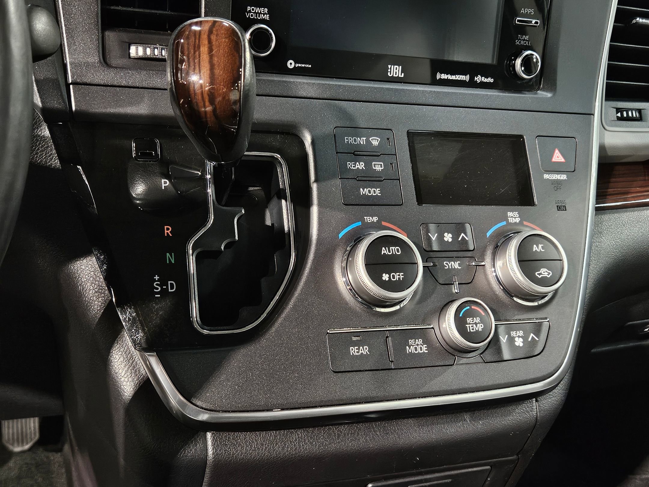 Used 2018 Toyota Sienna Limited image 33