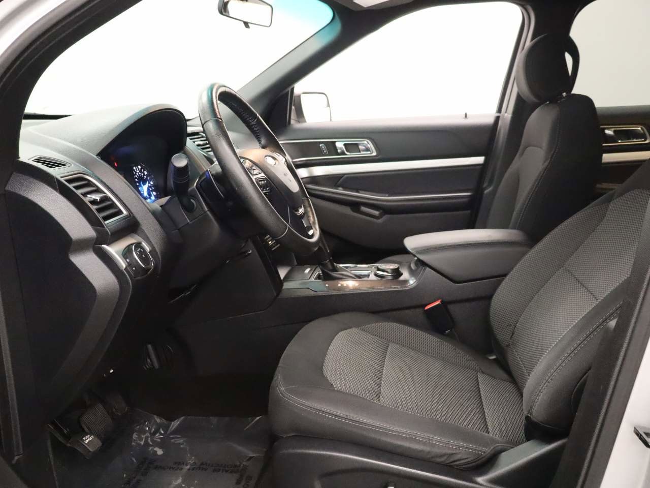 Used 2017 Ford Explorer XLT image 16