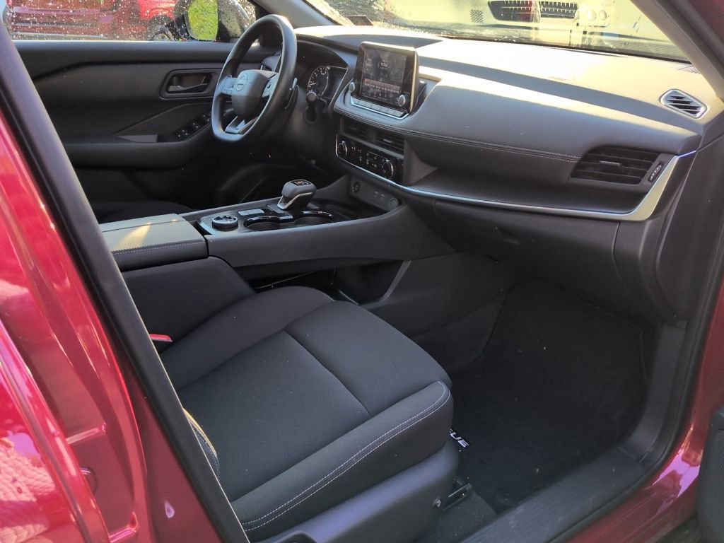 Used 2025 Nissan Rogue S AWD/4WD image 31