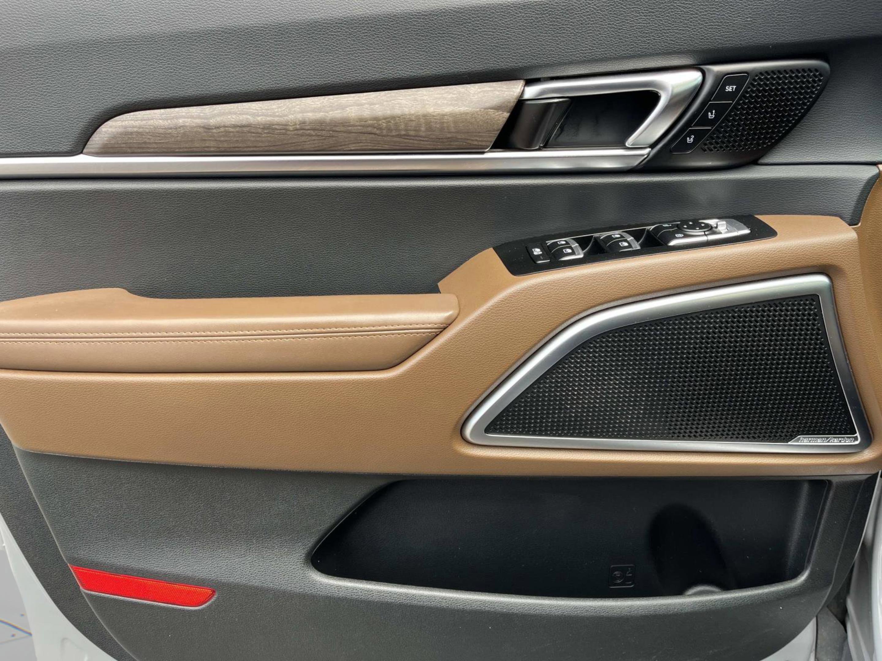 Used 2022 Kia Telluride SX w/ SX Prestige Package image 32