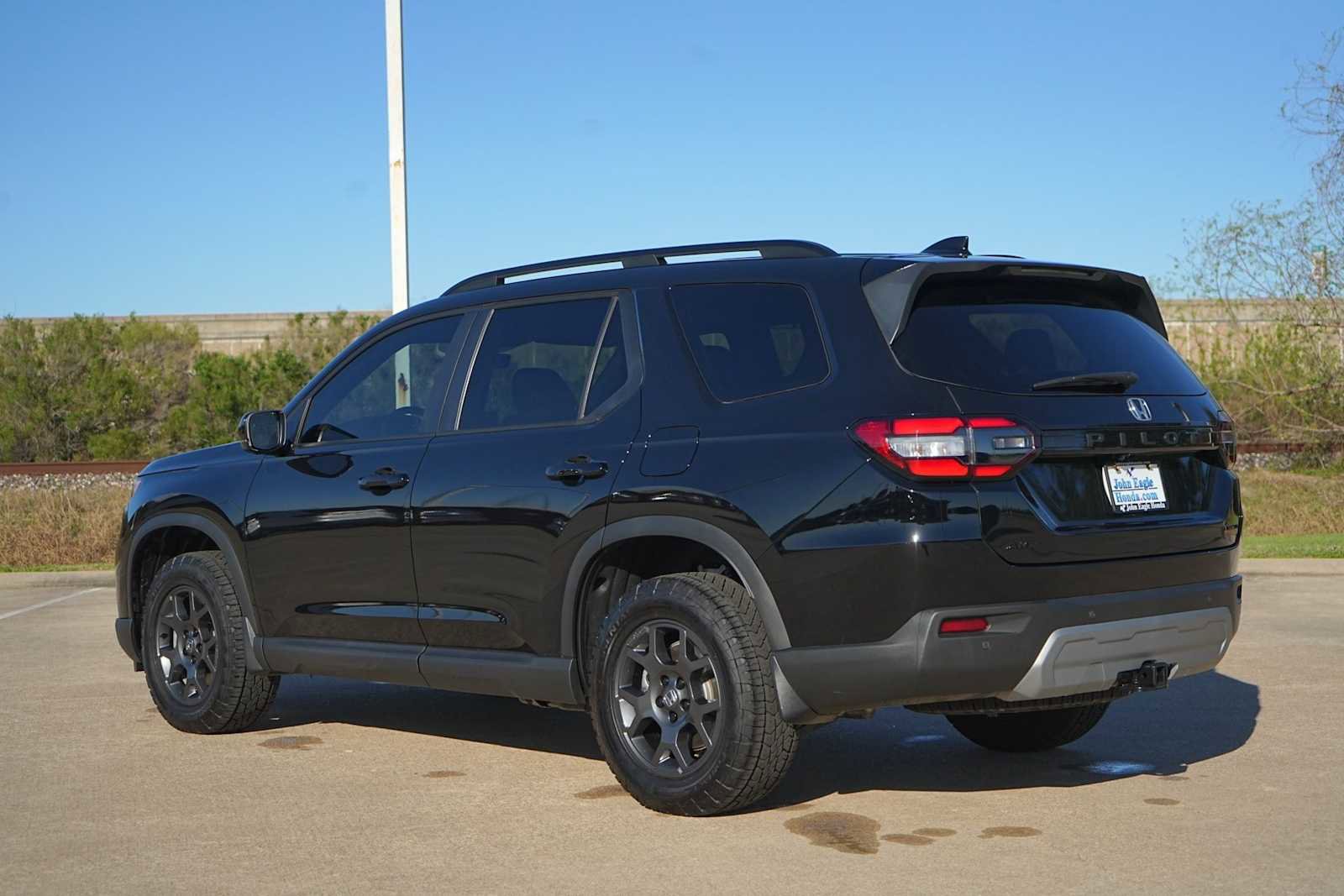 Used 2025 Honda Pilot TrailSport image 4