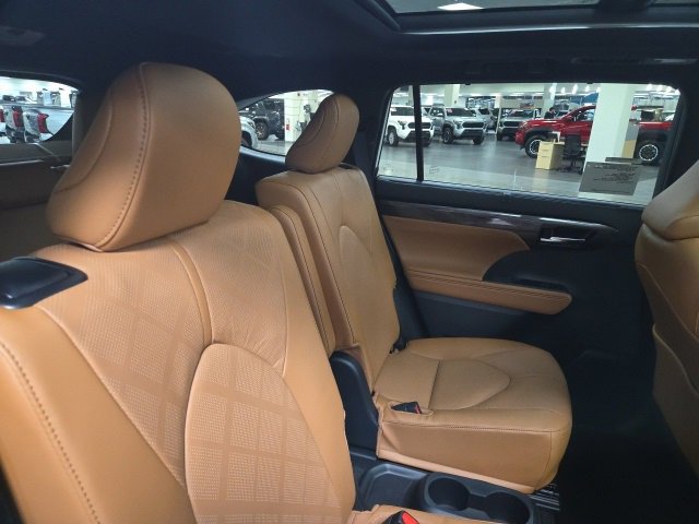 New 2026 Toyota Highlander Platinum image 12