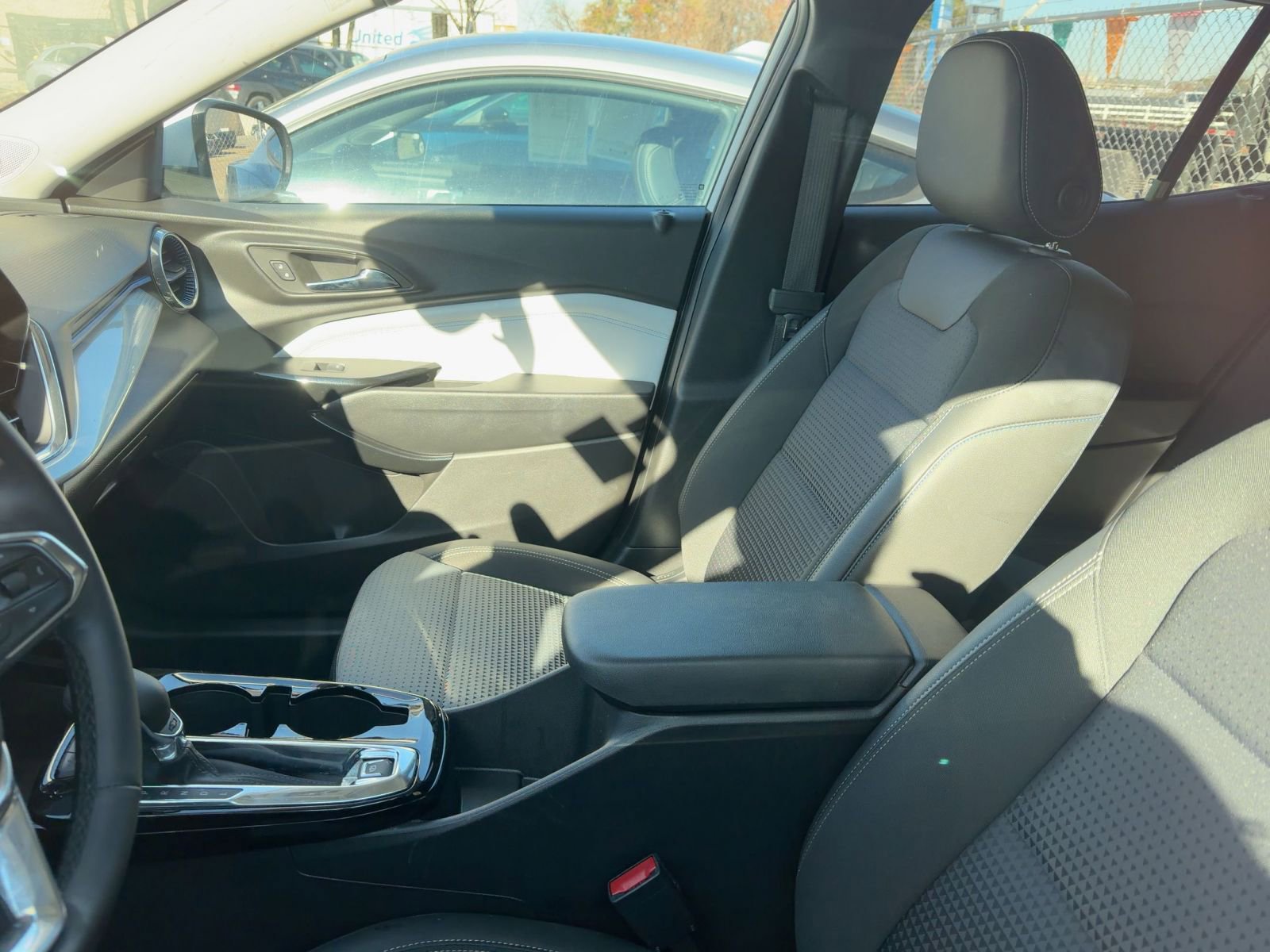 Used 2025 Chevrolet Trax LT w/ LT Convenience Package image 6