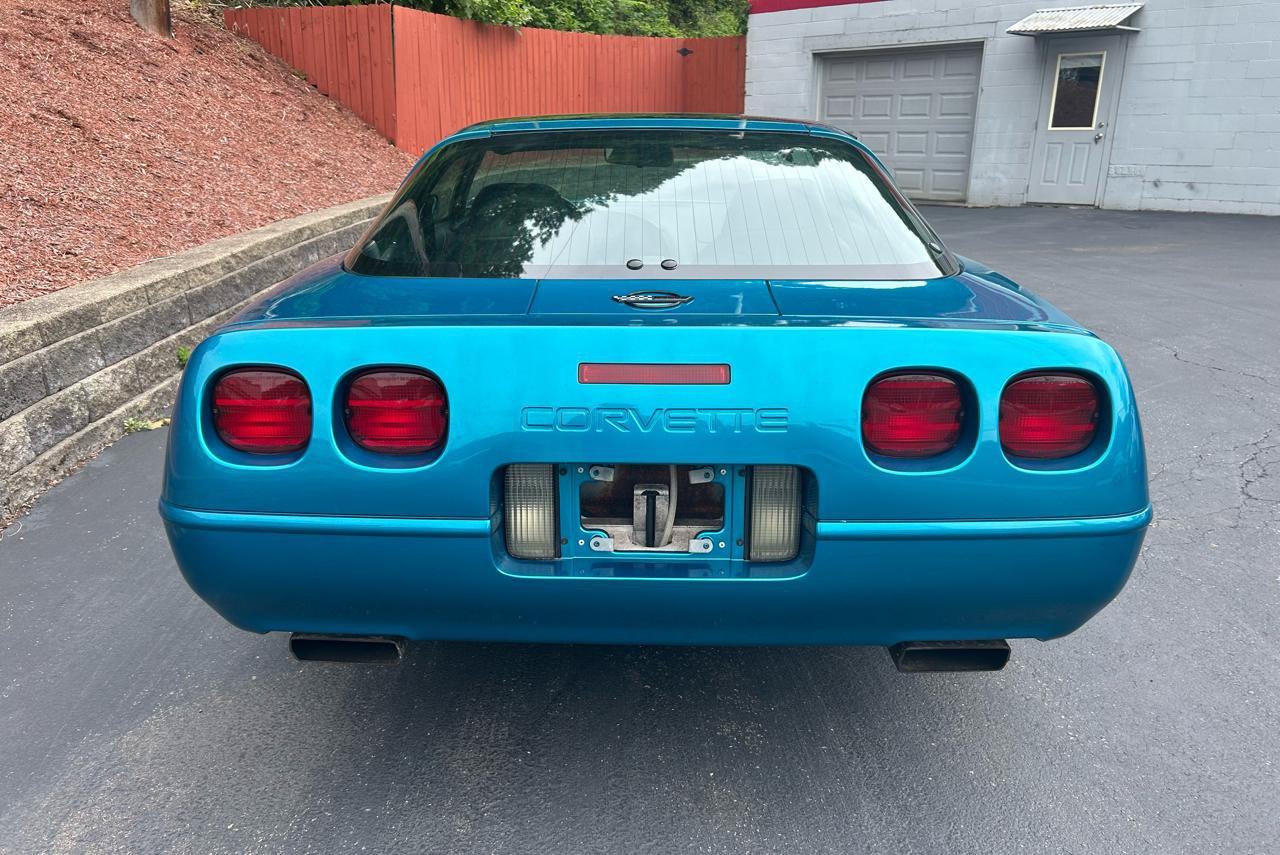 Used 1995 Chevrolet Corvette Coupe RWD image 4