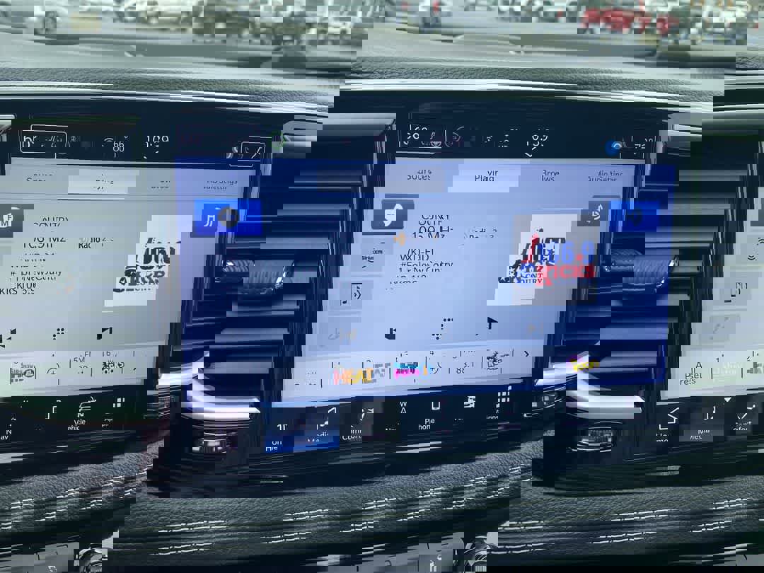 Used 2024 Chrysler Pacifica Select image 16