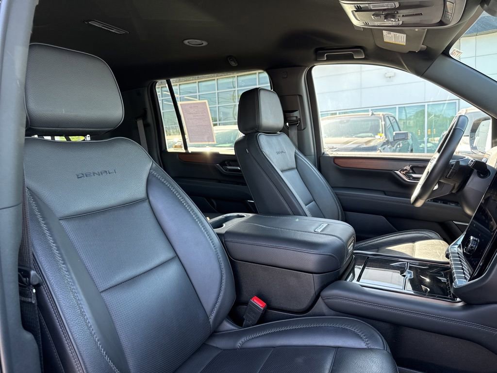 Used 2025 GMC Yukon XL Denali AWD/4WD image 19