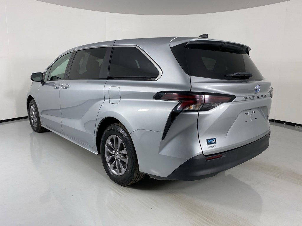 Used 2023 Toyota Sienna LE image 5