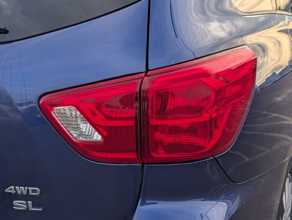 Used 2020 Nissan Pathfinder SL AWD/4WD image 17