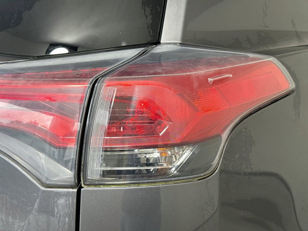 Used 2018 Toyota RAV4 LE FWD image 32