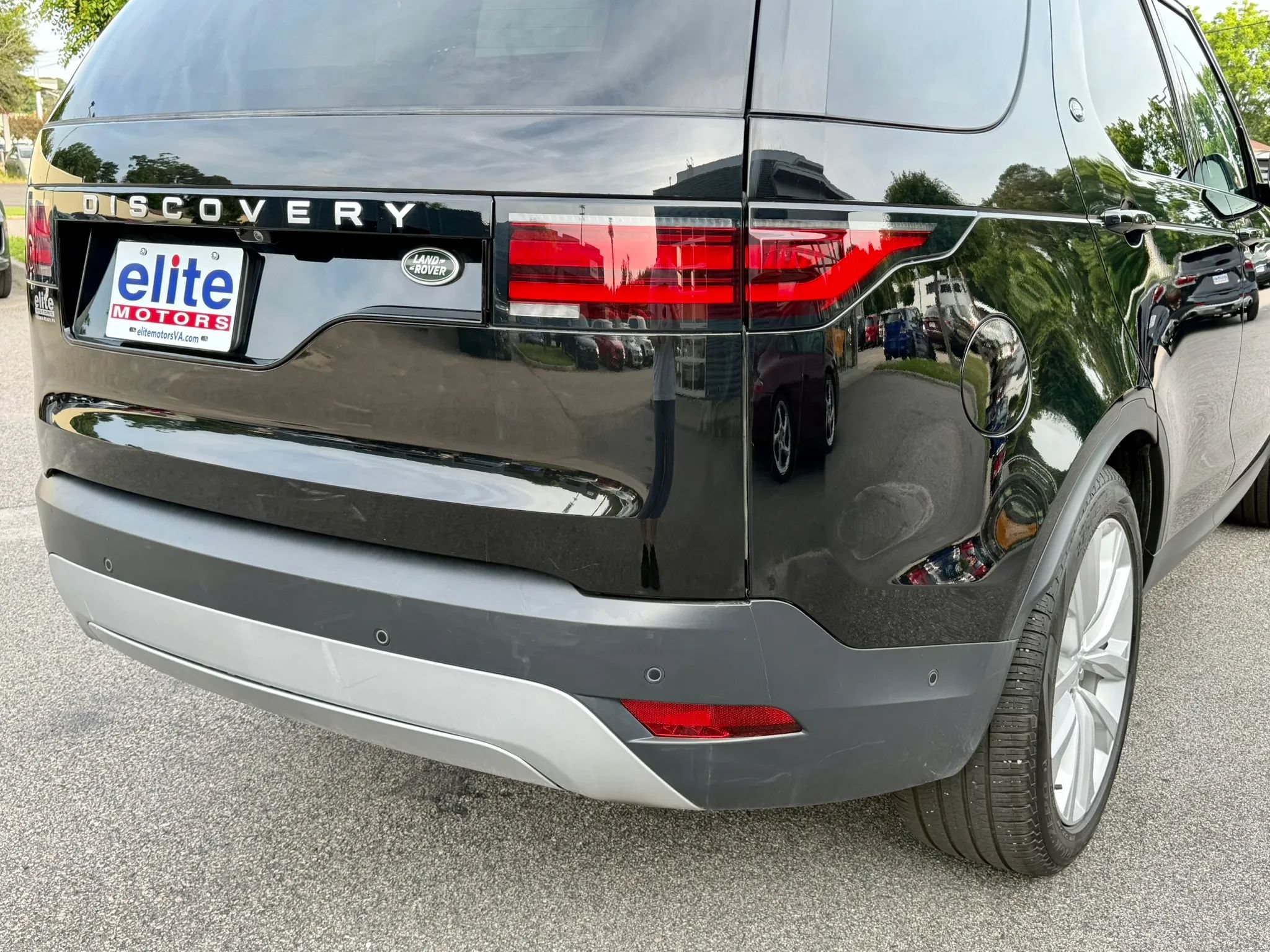 Used 2023 Land Rover Discovery S AWD/4WD image 16
