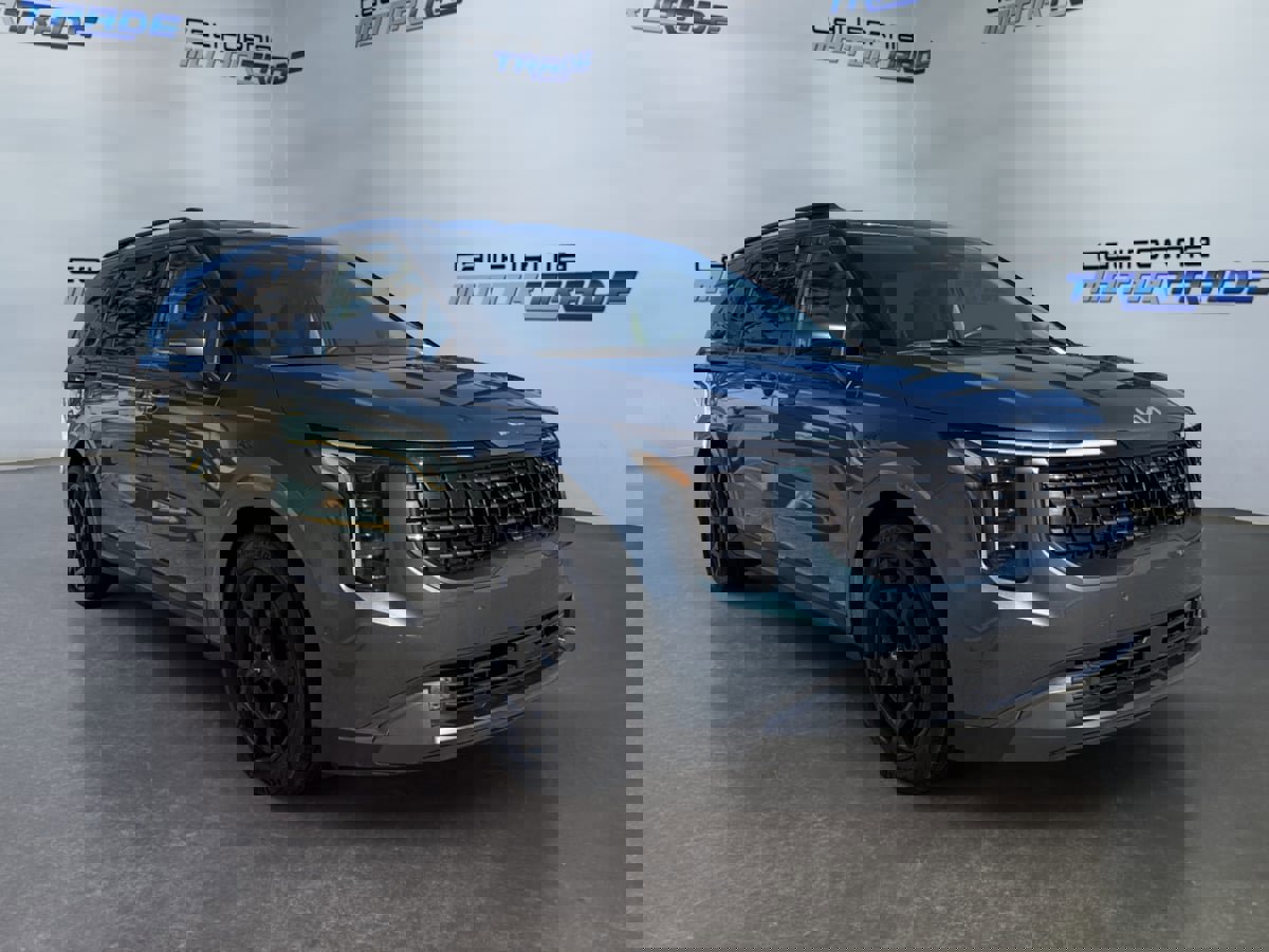 Used 2025 Kia Carnival SX Prestige image 3