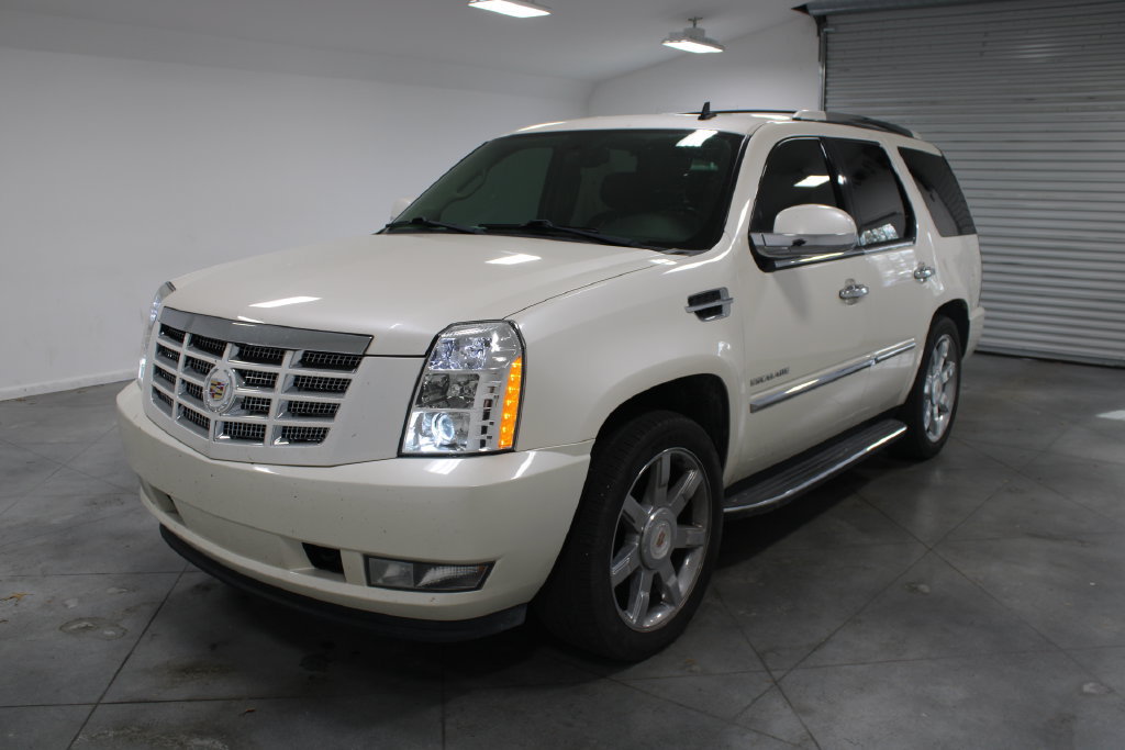 Used 2013 Cadillac Escalade Luxury AWD/4WD image 4