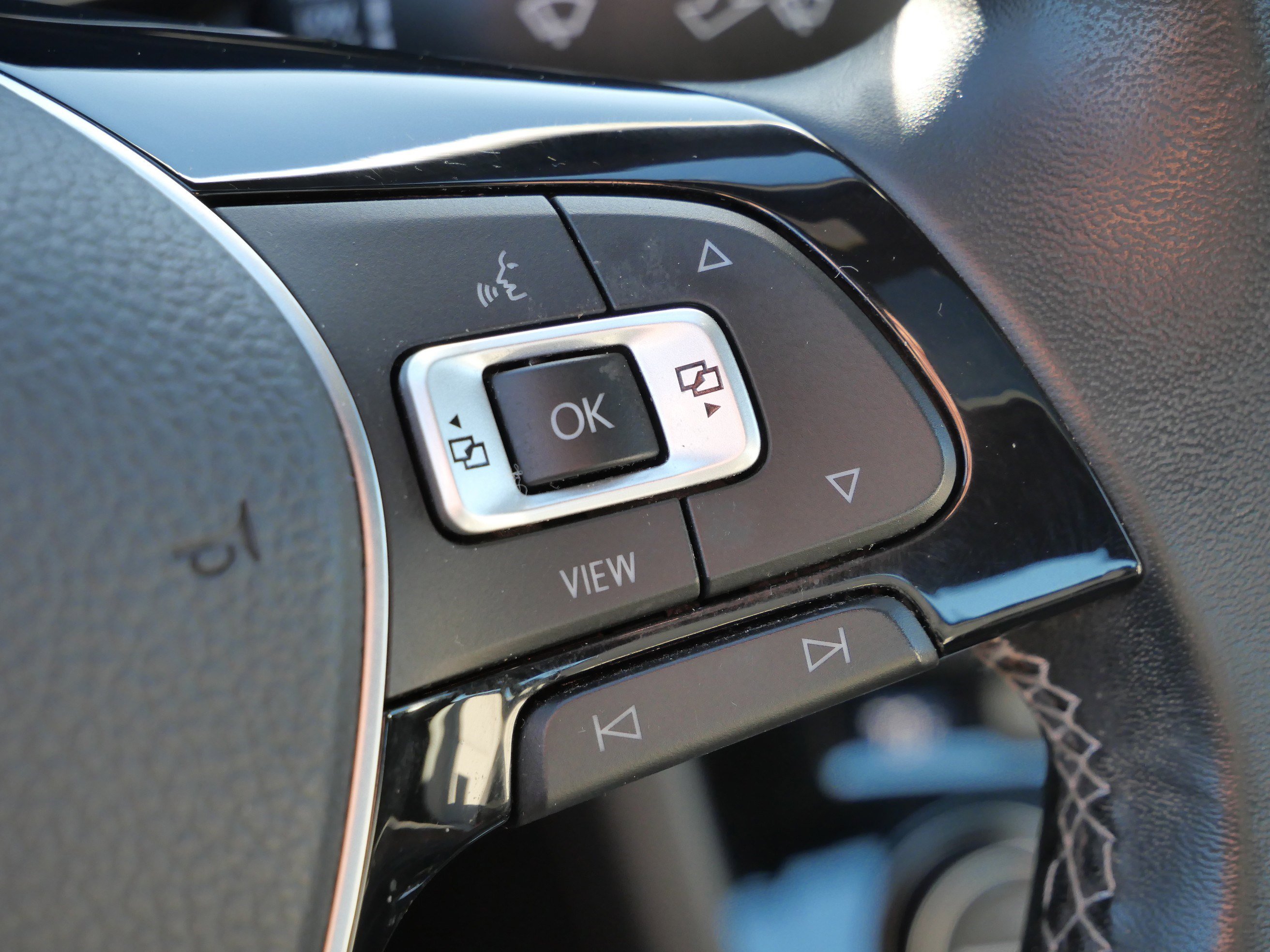 Certified 2021 Volkswagen Jetta R-Line w/ R-Line Cold Weather Package image 31