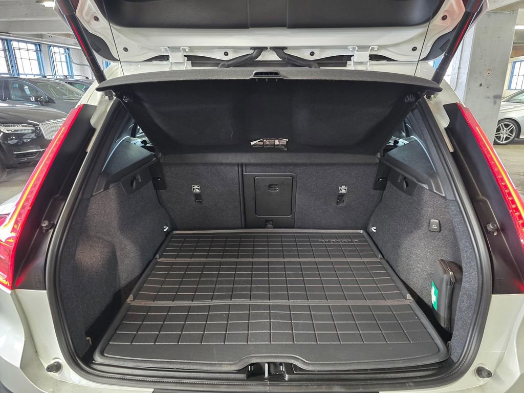 Certified 2024 Volvo XC40 B5 Plus w/ Protection Package Premier AWD/4WD image 13