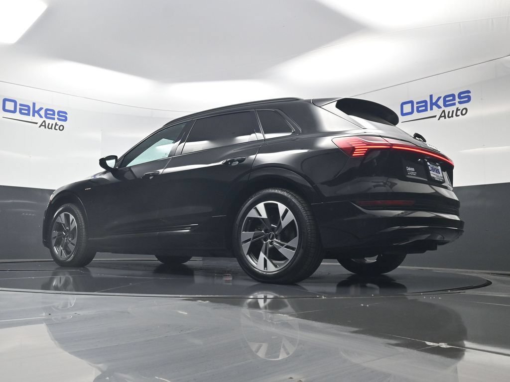 Used 2022 Audi e-tron Premium w/ Convenience Plus Package AWD/4WD image 40