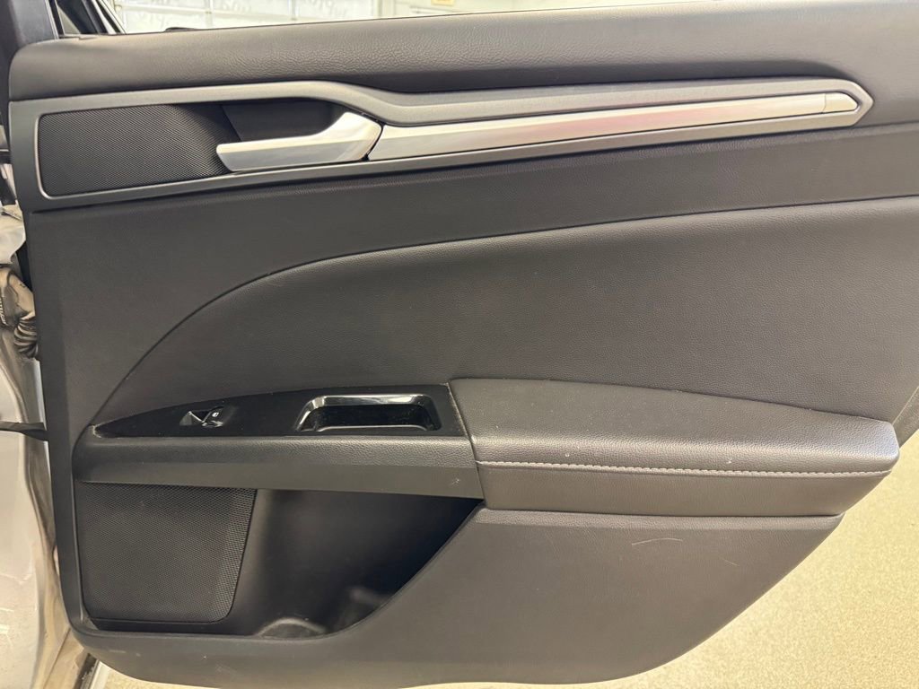 Used 2016 Ford Fusion Titanium image 22