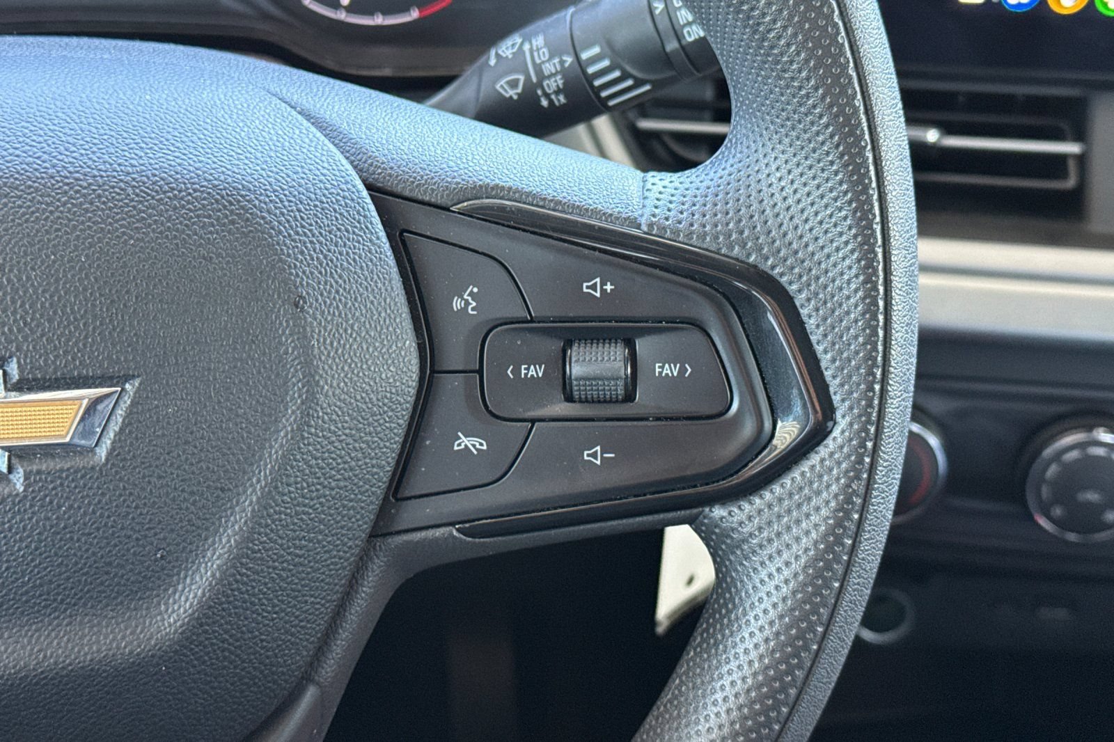 Used 2025 Chevrolet Trax LS FWD image 32