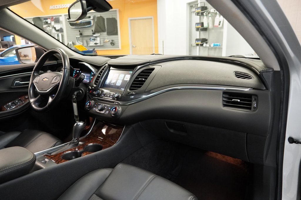 Used 2015 Chevrolet Impala LT w/ Convenience Package image 32