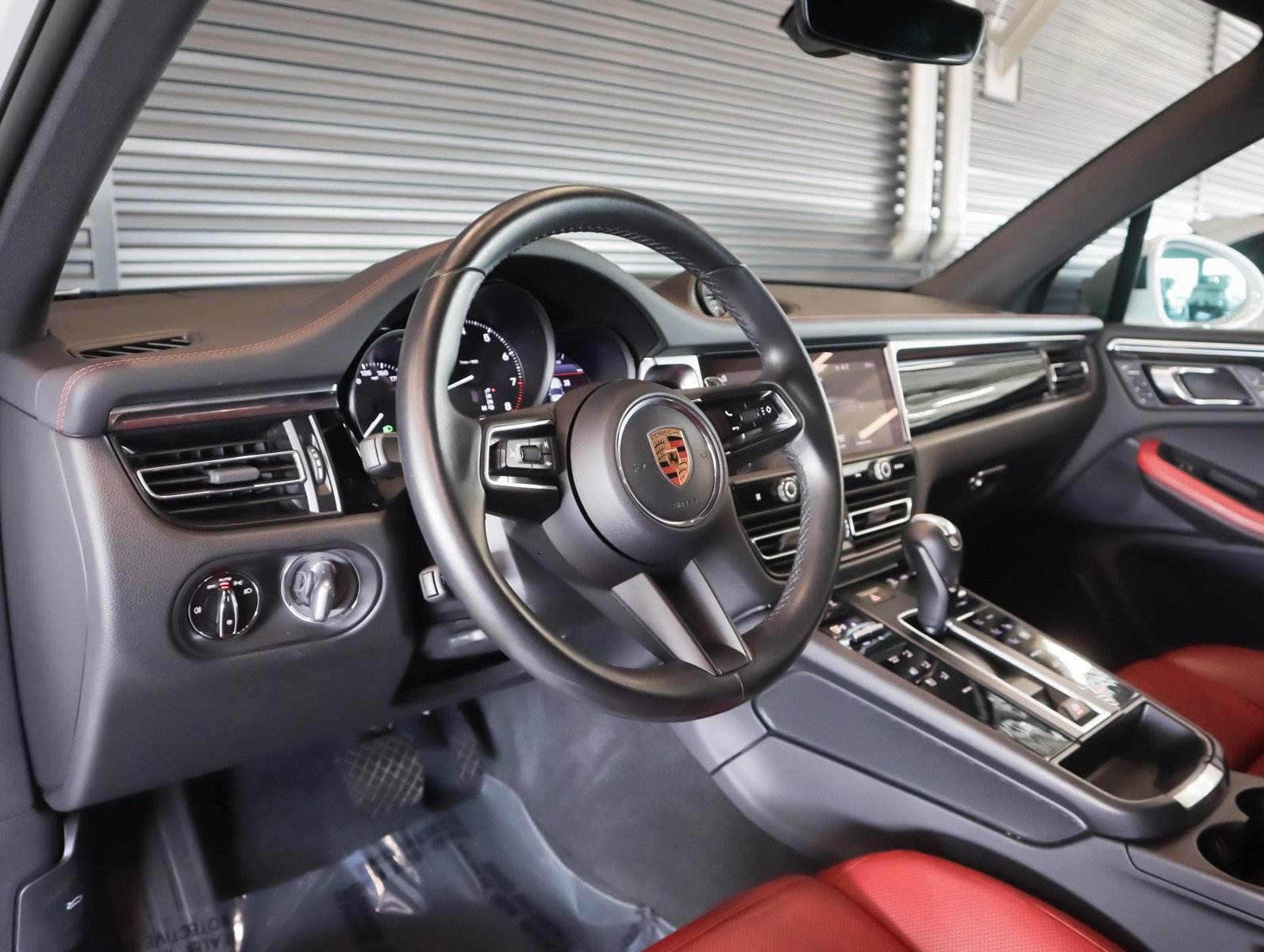 Certified 2023 Porsche Macan AWD/4WD image 4