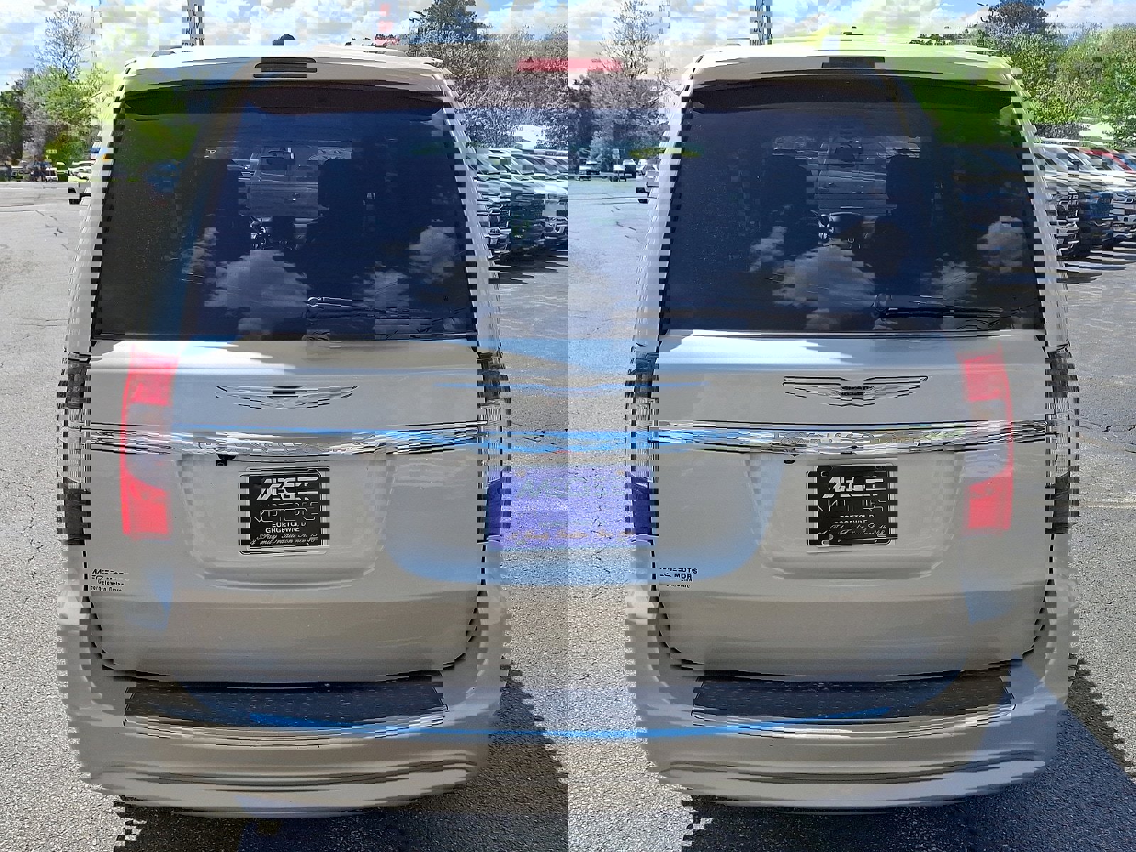 Used 2014 Chrysler Town & Country Touring image 5