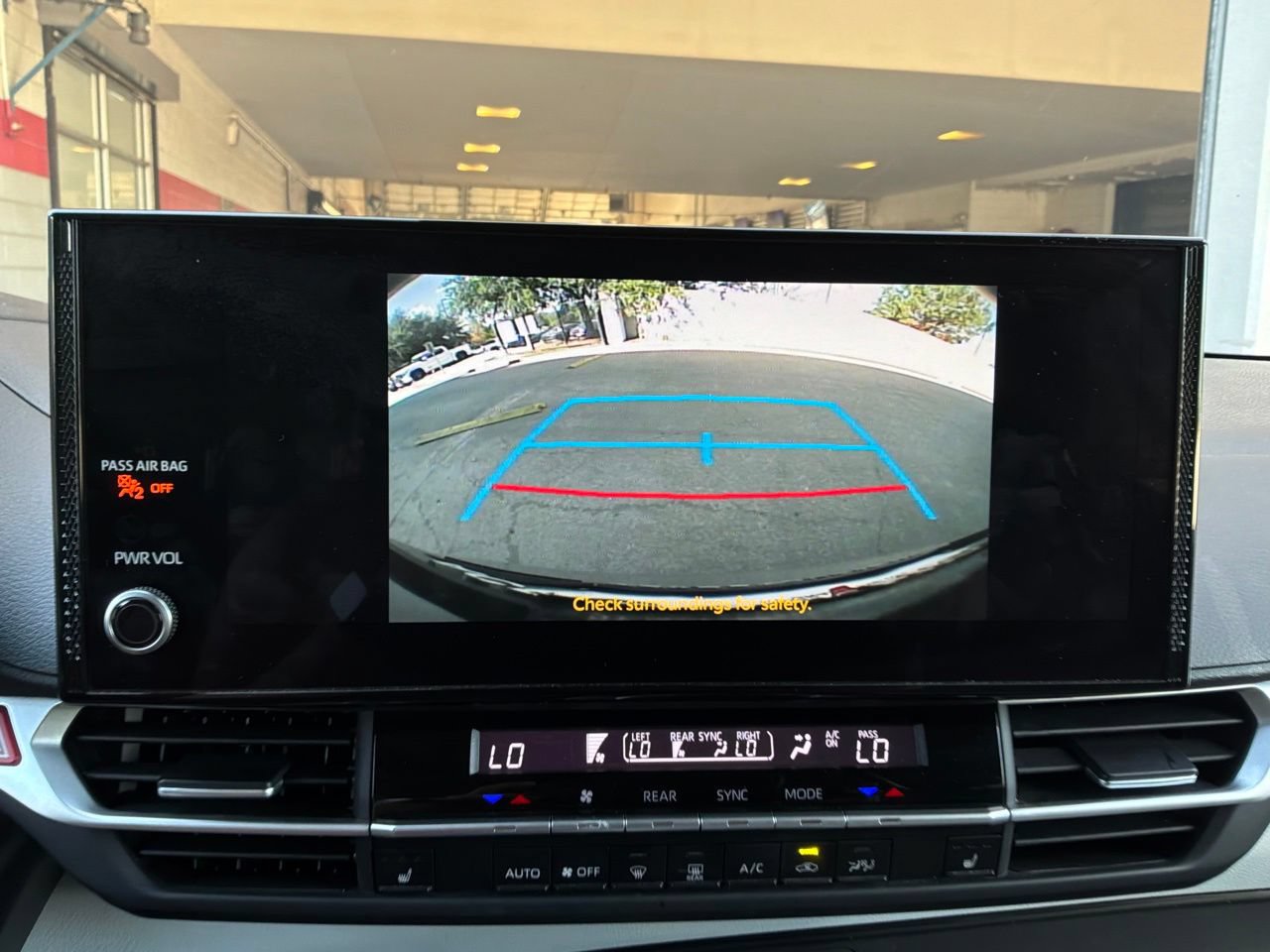 Used 2025 Toyota Sienna XLE FWD image 37