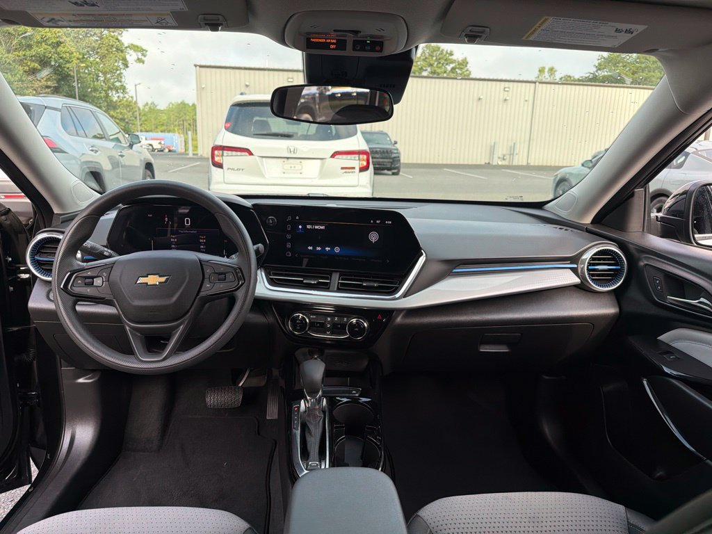 Used 2025 Chevrolet Trax LT FWD image 8