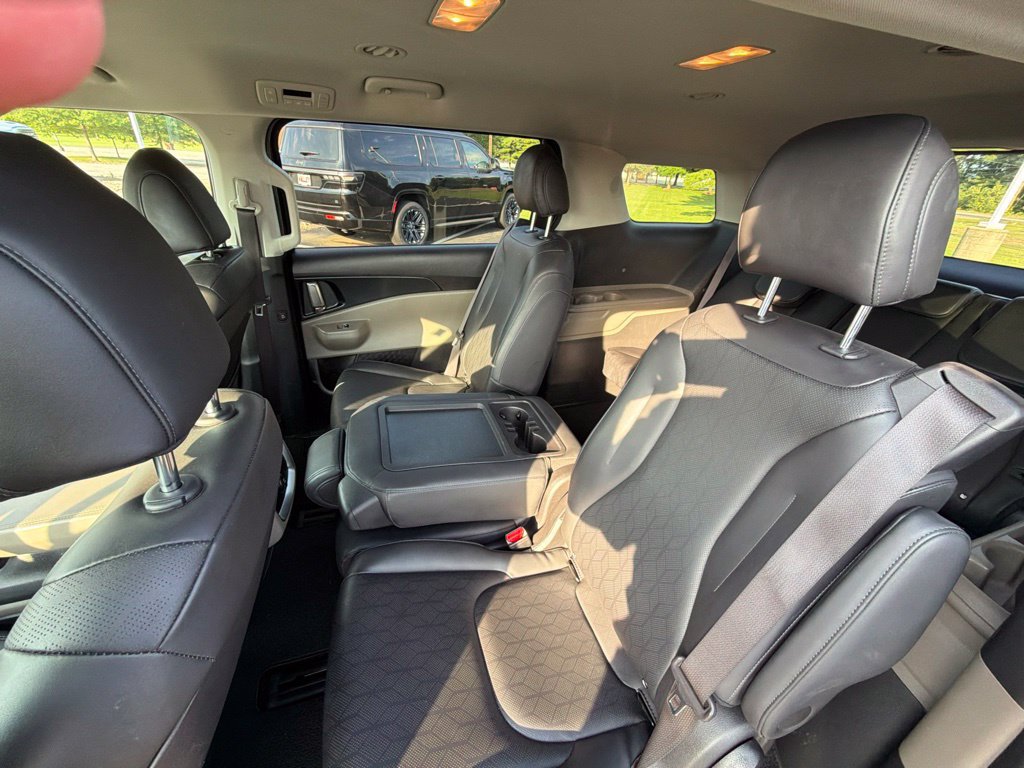 Used 2025 Kia Carnival FWD image 18