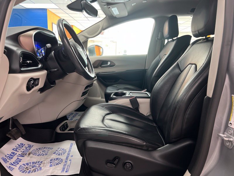 Used 2019 Chrysler Pacifica Touring-L Plus FWD image 19