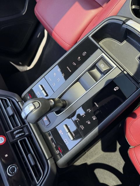 Certified 2024 Porsche Macan AWD/4WD image 23