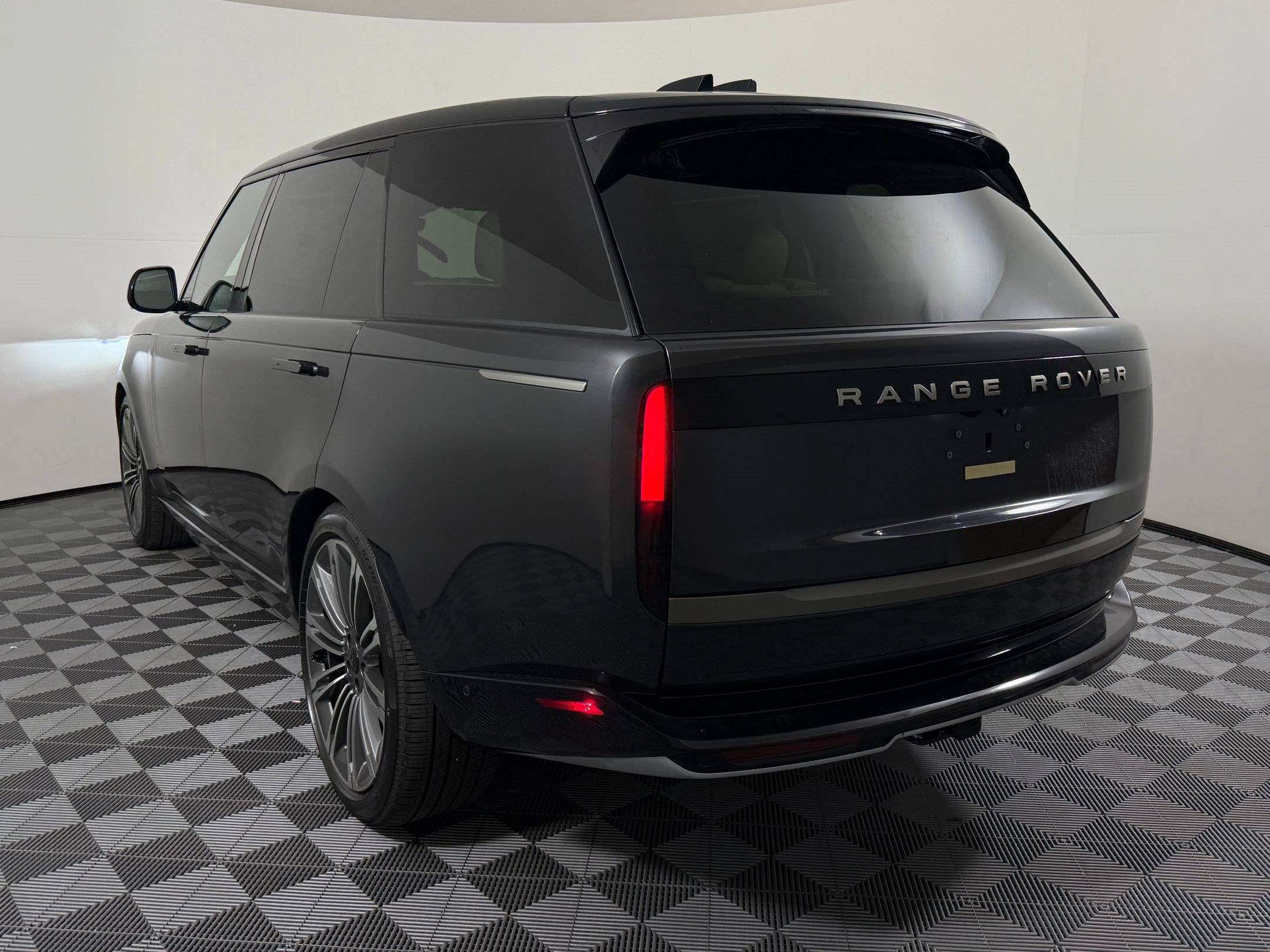 New 2026 Land Rover Range Rover Long Wheelbase SE AWD/4WD image 3