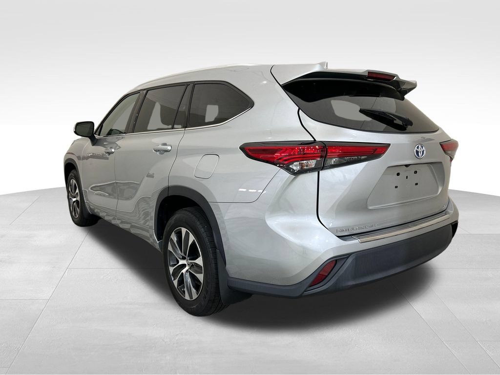 Used 2021 Toyota Highlander XLE AWD/4WD image 3