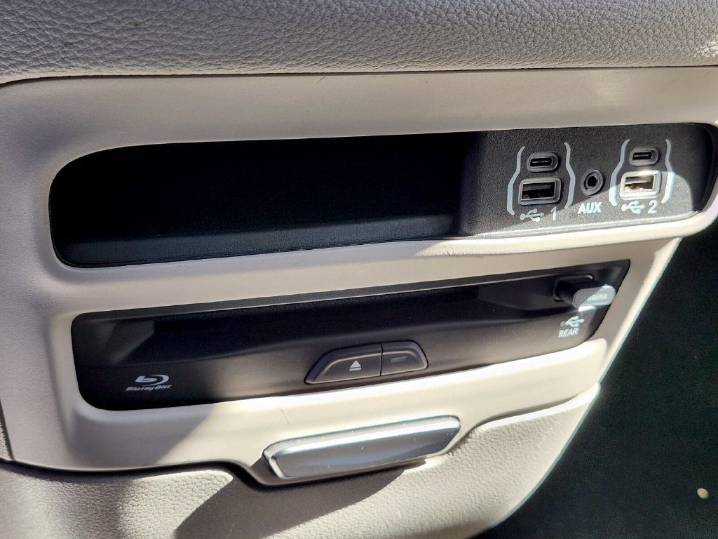 Used 2021 Chrysler Pacifica Touring-L w/ Uconnect Theater Family Group FWD image 27