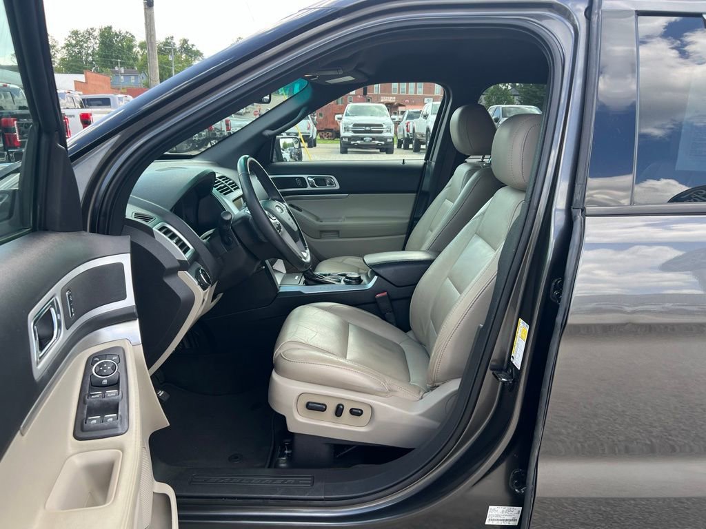 Used 2015 Ford Explorer XLT w/ Equipment Group 202A AWD/4WD image 13