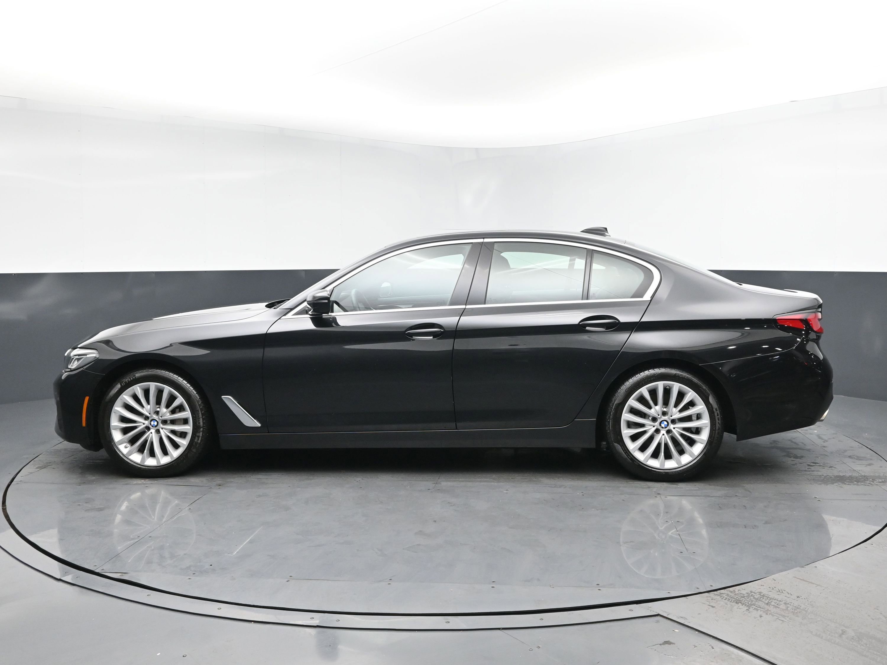 Used 2023 BMW 530i xDrive w/ Convenience Package image 4
