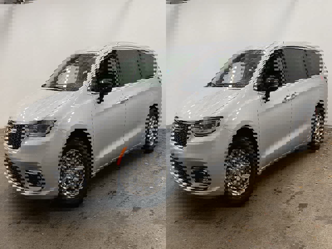 Used 2024 Chrysler Pacifica Touring-L image 1