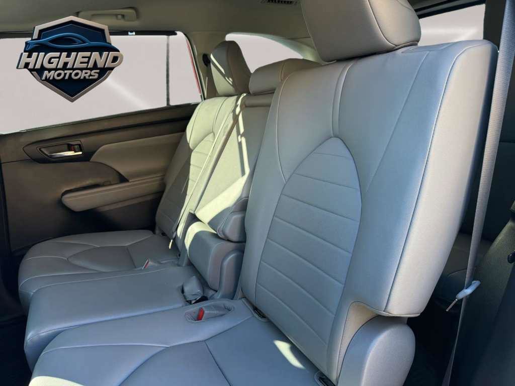 Used 2020 Toyota Highlander XLE FWD image 18