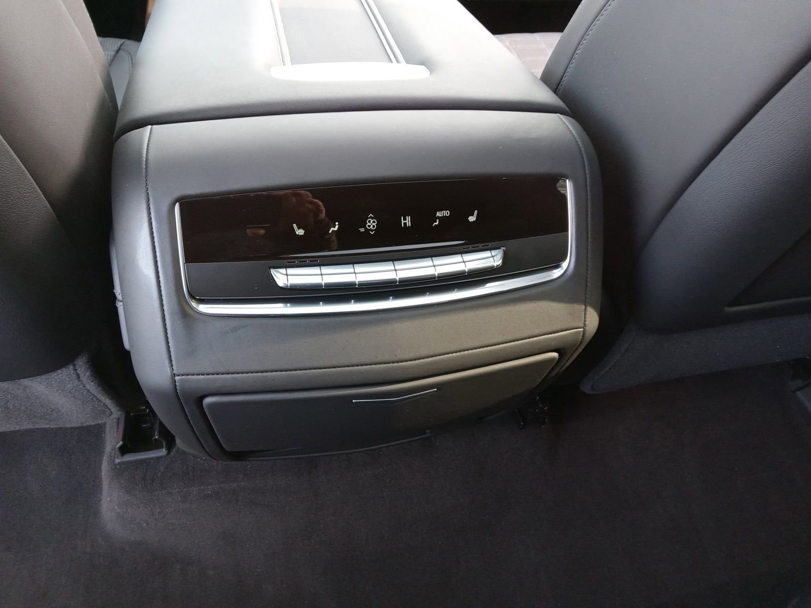 Used 2025 Cadillac Escalade Sport Platinum w/ LPO, ONYX Package image 26