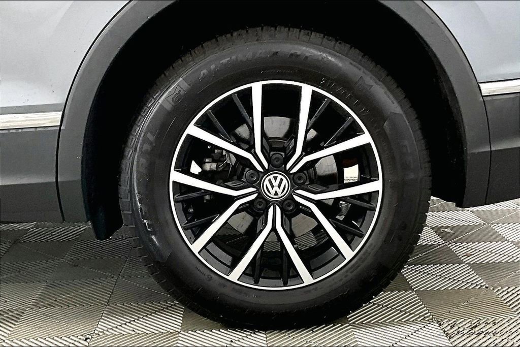 Used 2021 Volkswagen Tiguan SE w/ Panoramic Sunroof Package image 8