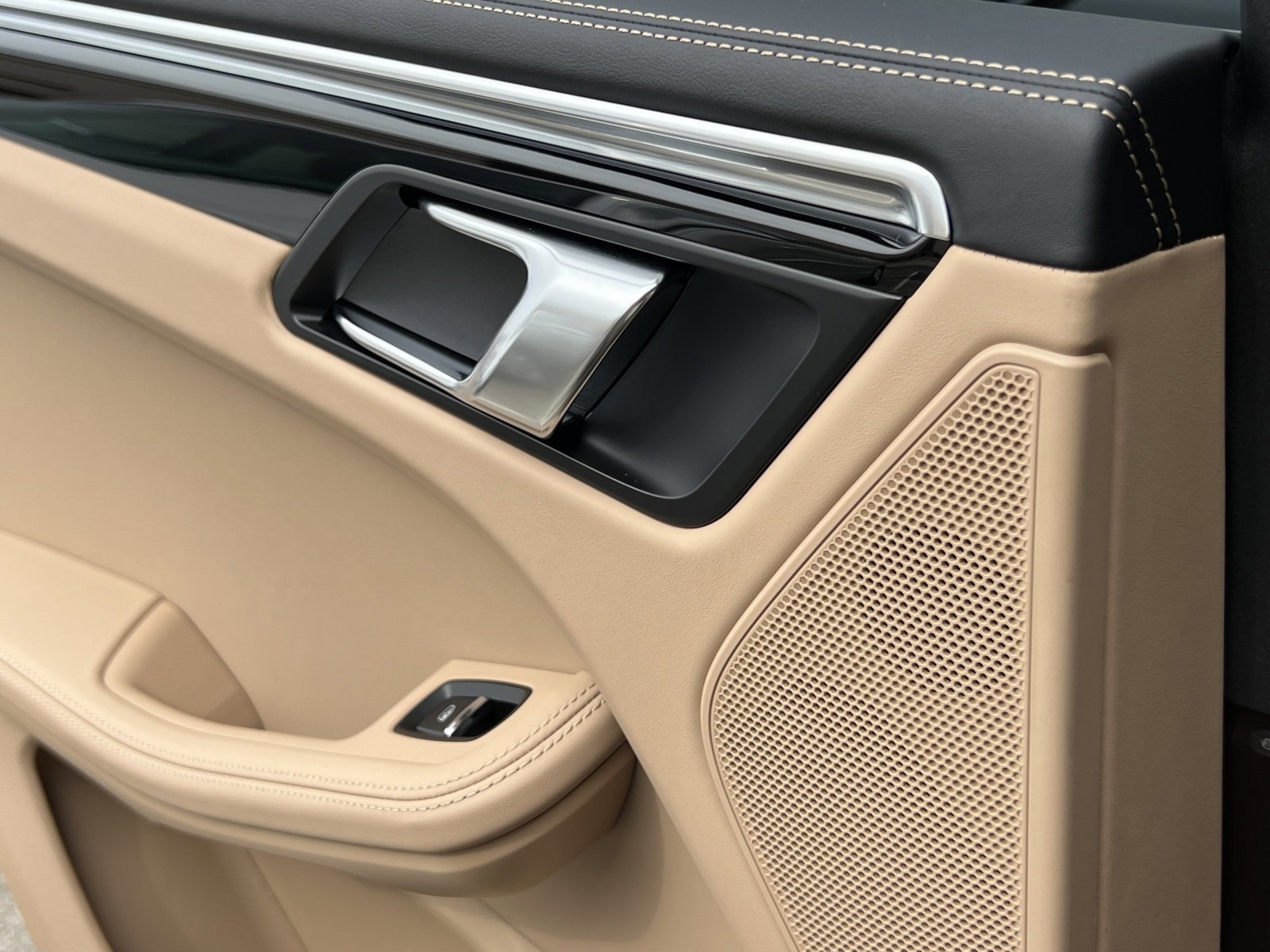 Certified 2025 Porsche Macan image 31