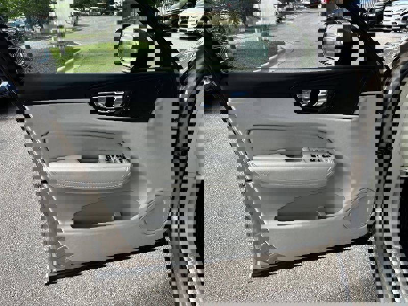 New 2025 Volvo XC60 B5 Plus w/ Protection Package Premier image 15