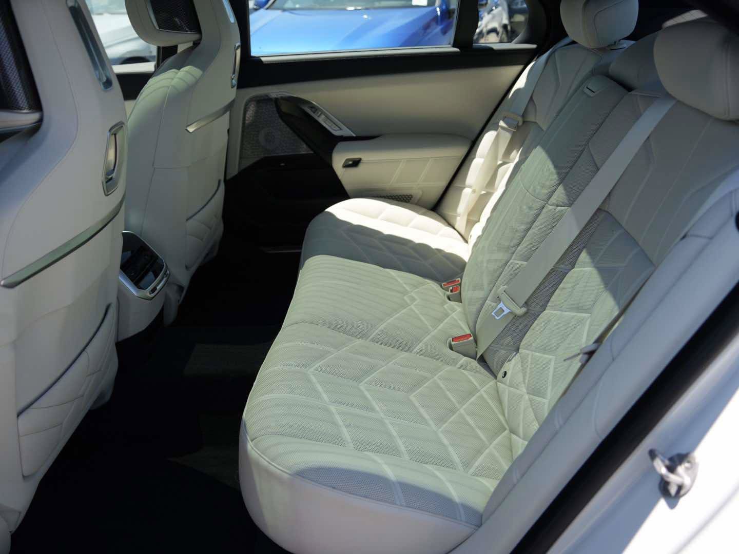 Used 2026 BMW 750e xDrive w/ Executive Package AWD/4WD image 11