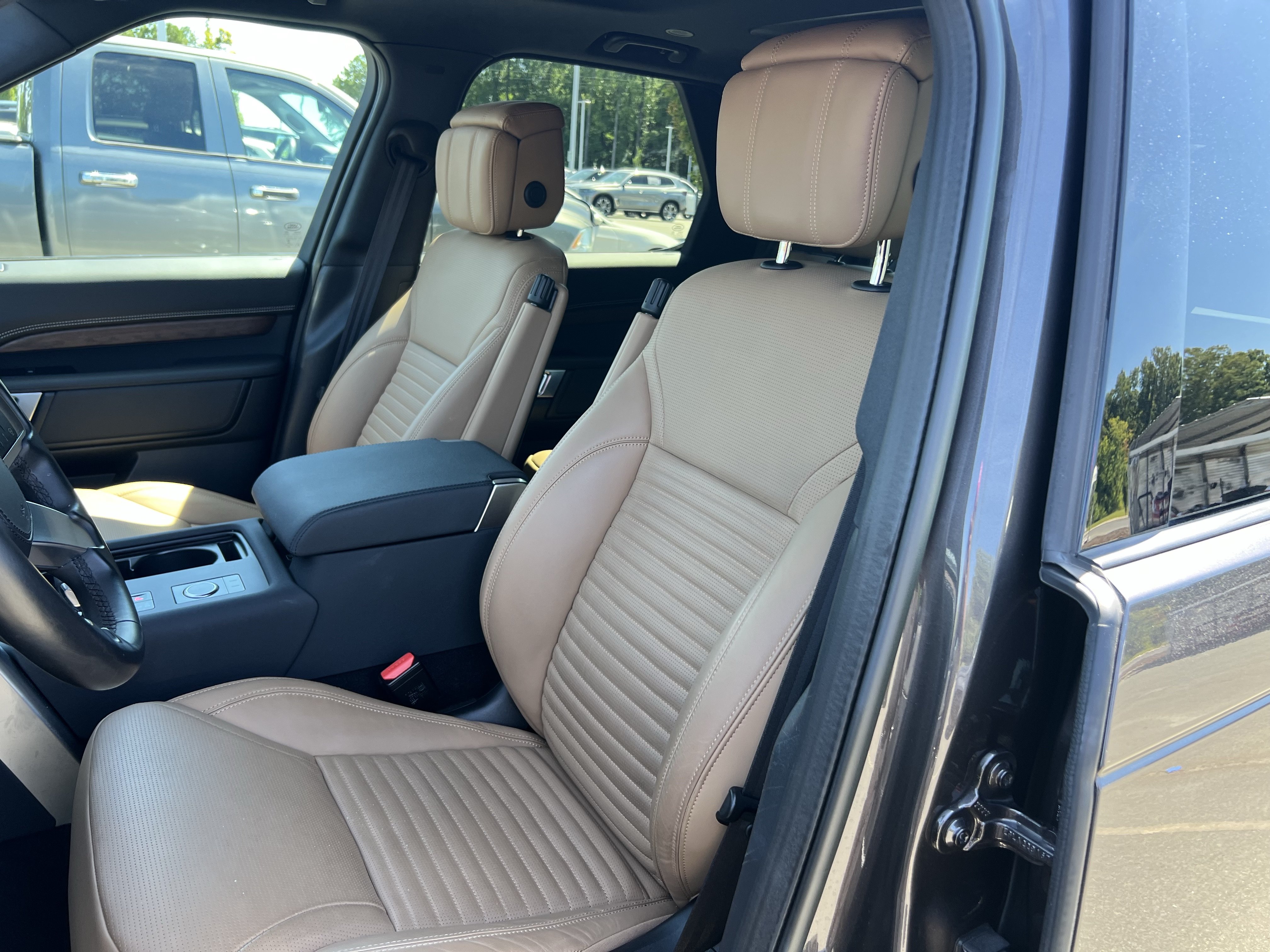 Certified 2023 Land Rover Discovery Metropolitan Edition AWD/4WD image 19