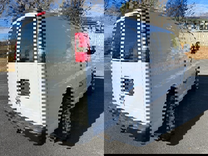 Used 2010 Chevrolet Express 1500 image 3