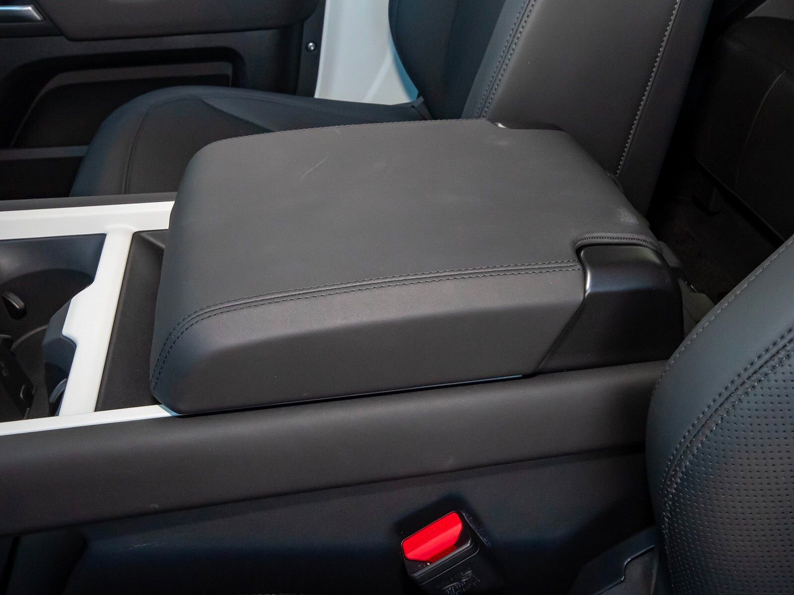 Used 2025 Land Rover Defender 90 S image 32