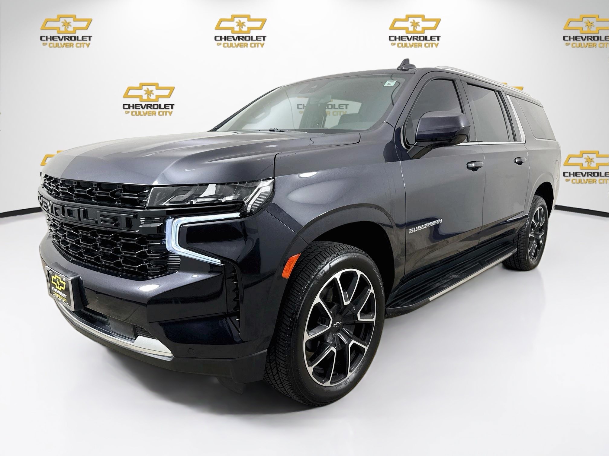 Used 2023 Chevrolet Suburban LS RWD image 3