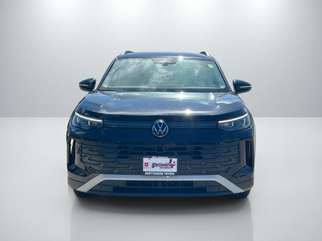 Used 2026 Volkswagen Tiguan SE FWD image 2