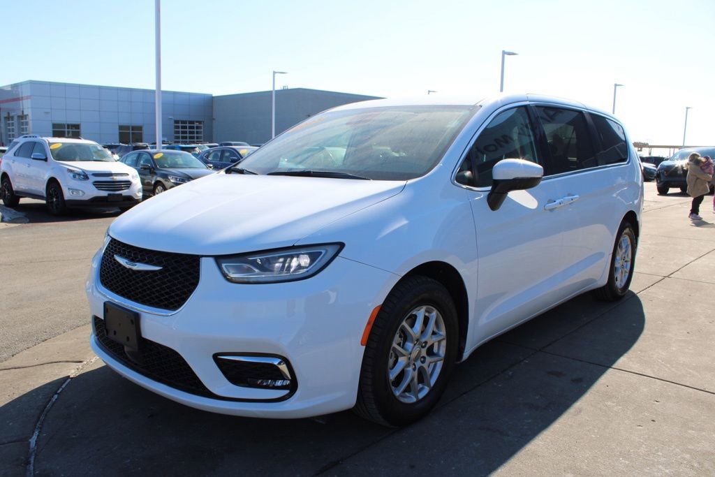 Used 2023 Chrysler Pacifica Touring-L image 3