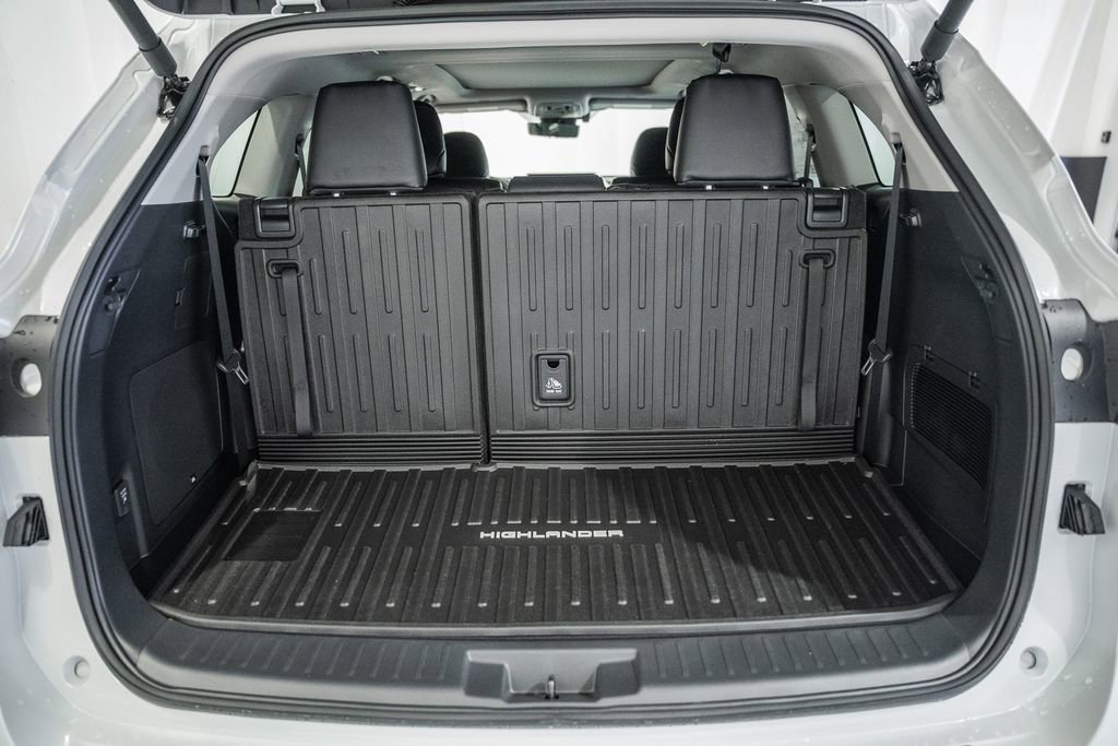 New 2026 Toyota Highlander Platinum image 10