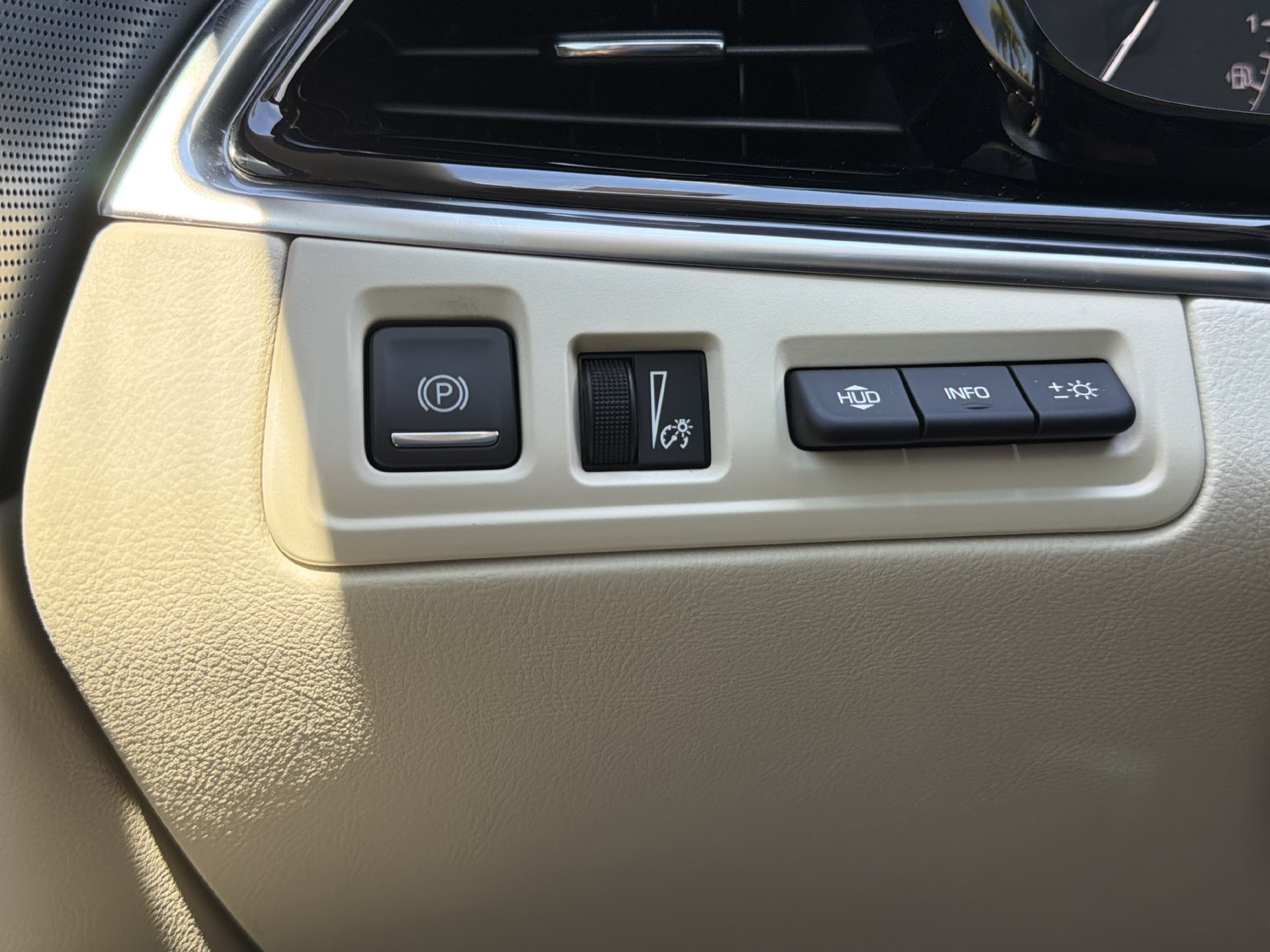 Used 2024 Cadillac XT6 Premium Luxury w/ Technology Package FWD image 30