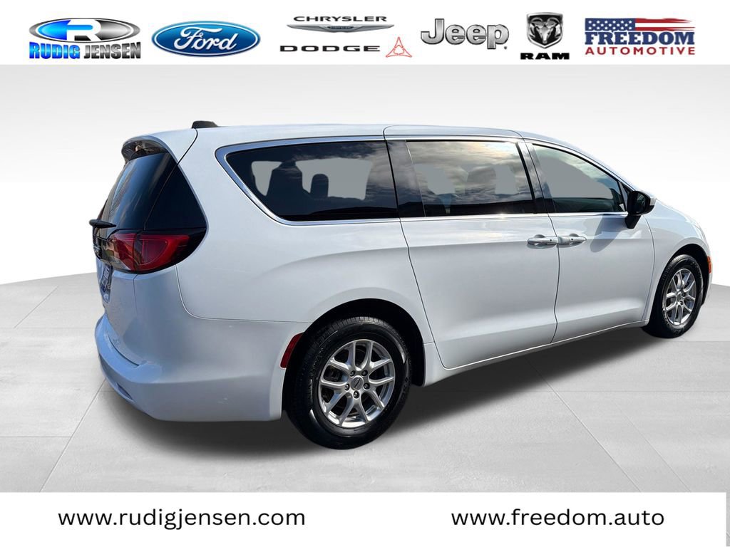 Used 2023 Chrysler Voyager LX image 5
